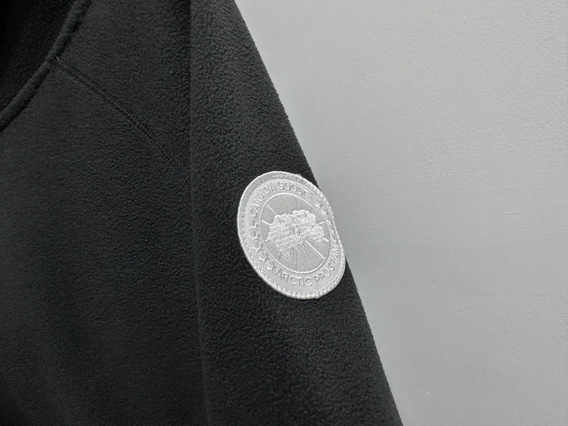 P600 [Canada Goose] Chilliwa 01 hooded wool fleece long-sleeved pilot #Canada Goose Chilliwa wool fleece pilot Canada goose Chilliwa Fce Bomber HUMANATURE, limited white label wool fleece. Light gray seems to be a color that is not available in every country. I like the white label. It is really high-end. Soft and comfortable, not heavy. Buyers who like it should hurry up😈 Size: S-XL
